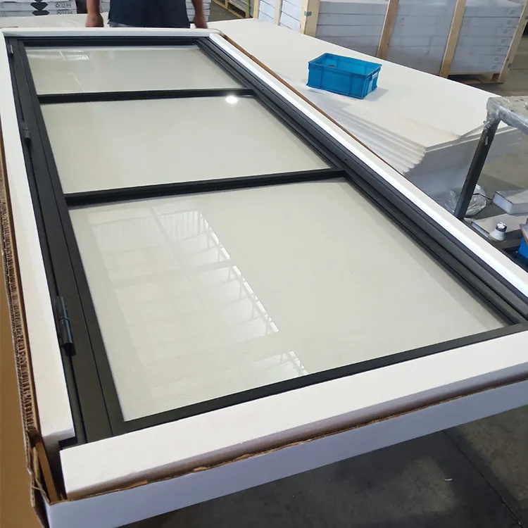 Puertas batientes de vidrio templado transparente con marco de metal de moda Puertas 
