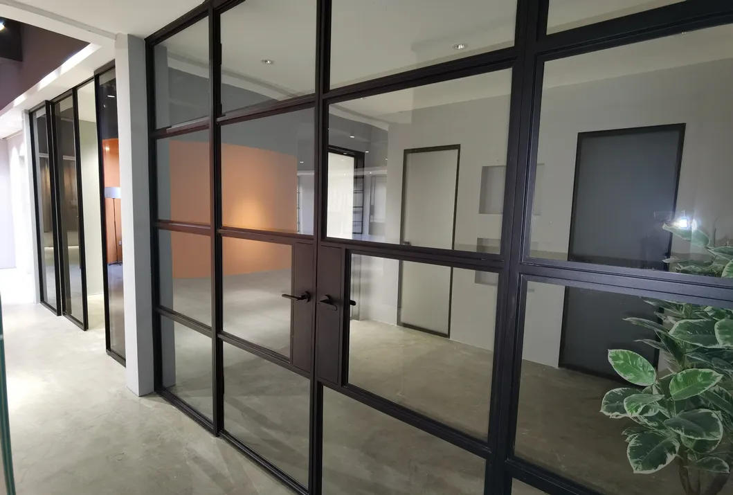 Soluciones innovadoras para puertas Oficina moderna, mamparas separadoras de ambientes 