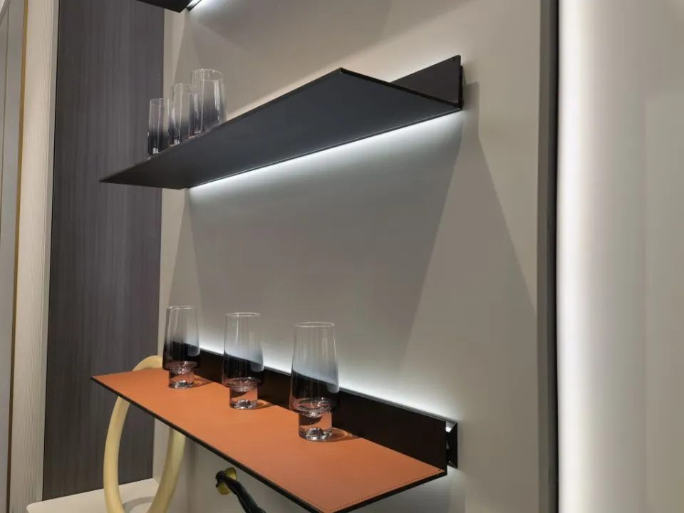 LED Iluminaci&oacute;n de estante de exhibici&oacute;n de aluminio Estantes de montaje en pared LED con luz lineal LED Iluminaci&oacute;n de 