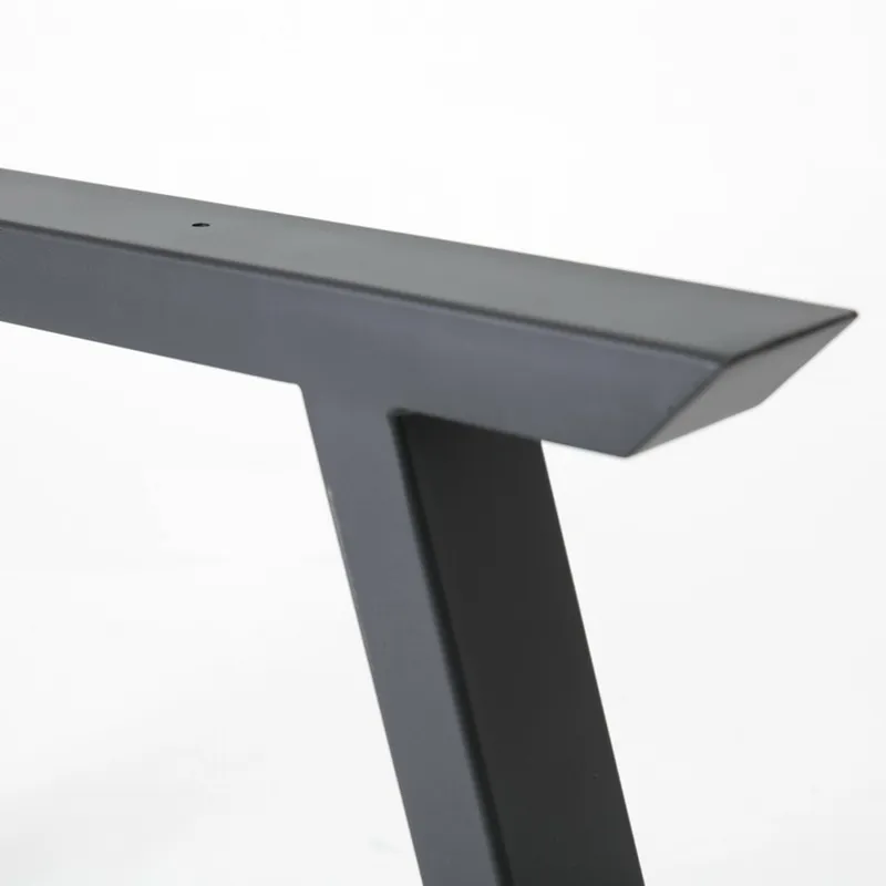 mesa de madera con patas de metal 