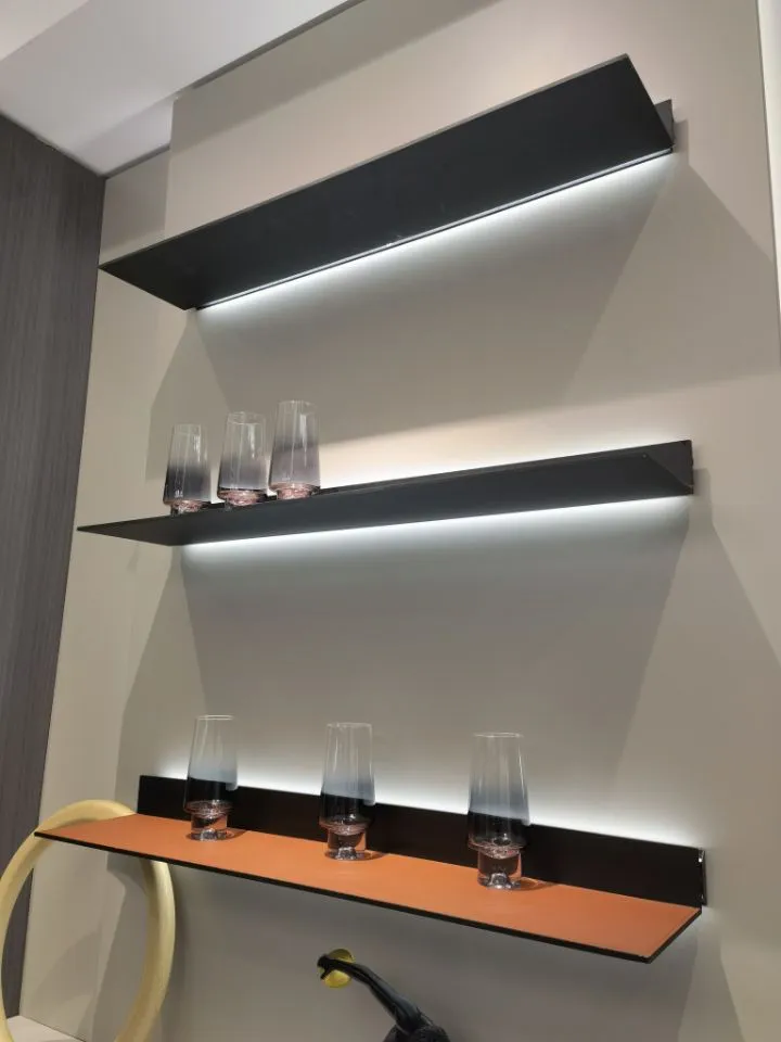 estante de exhibici&oacute;n de aluminio Estantes de montaje en pared LED con luz lineal LED Iluminaci&oacute;n 